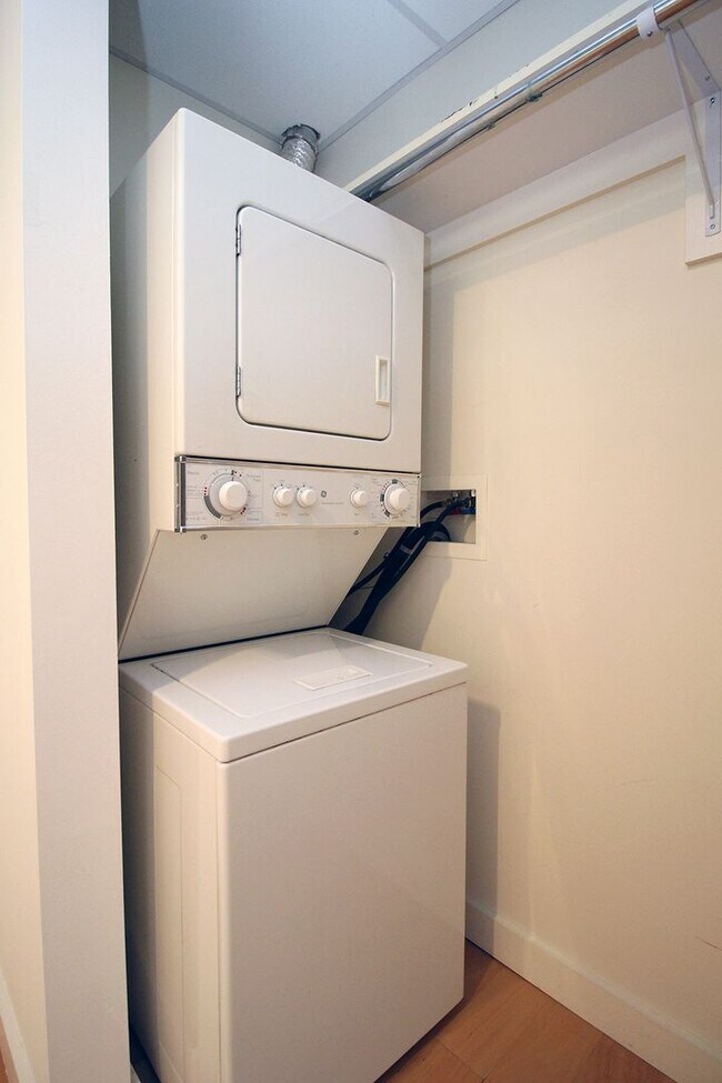 Building Photo - Chic, Urban 1 Bedroom Loft Style Condo at ...