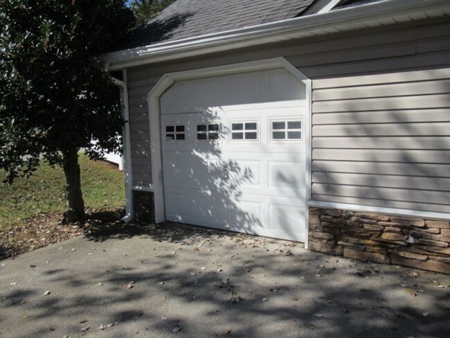 Building Photo - 105 Ashgate Way