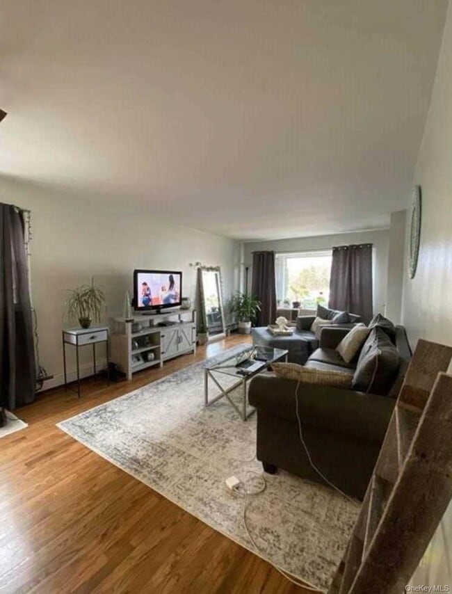 Building Photo - 552 E Walnut St