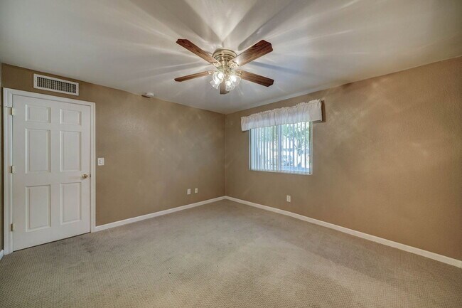 Building Photo - 3301 W Loma Ln