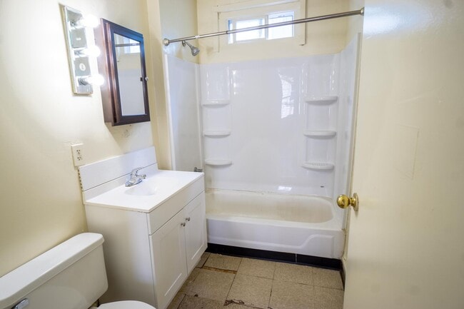 Building Photo - 3 Bedroom Apartment with Great View of Tho...