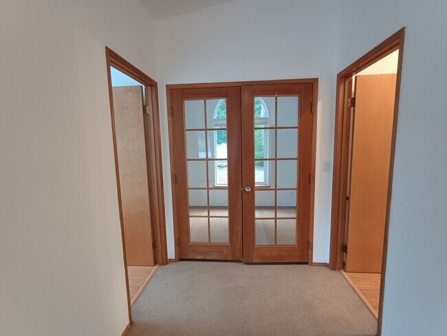 Building Photo - Rare Lakefront Retreat