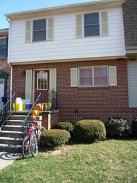 Building Photo - 5 Bedroom Townhome - Close to Campus!