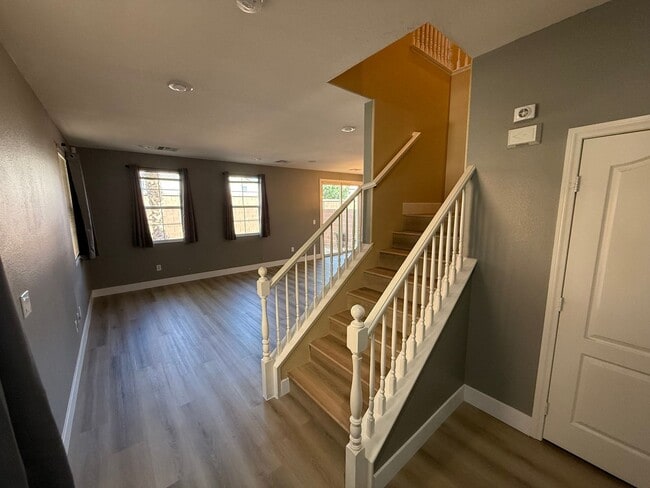 Building Photo - Beautiful 3BED/2BATH  2-Story Townhome in ...