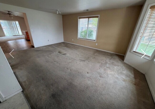 Building Photo - 3 bed|2 bath house with NEW PAINT & CARPET!