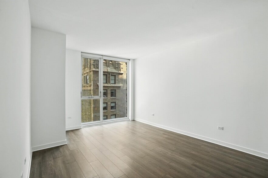 Building Photo - 17 E Randolph St