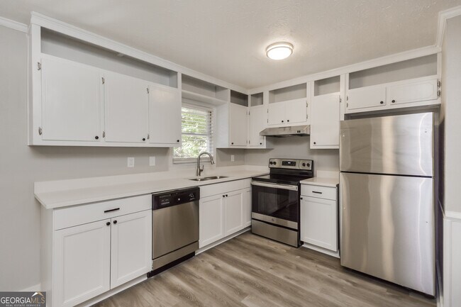 Building Photo - 883 Waterside Dr SE
