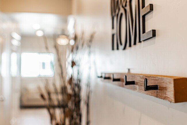 Building Photo - 380 S 3rd W