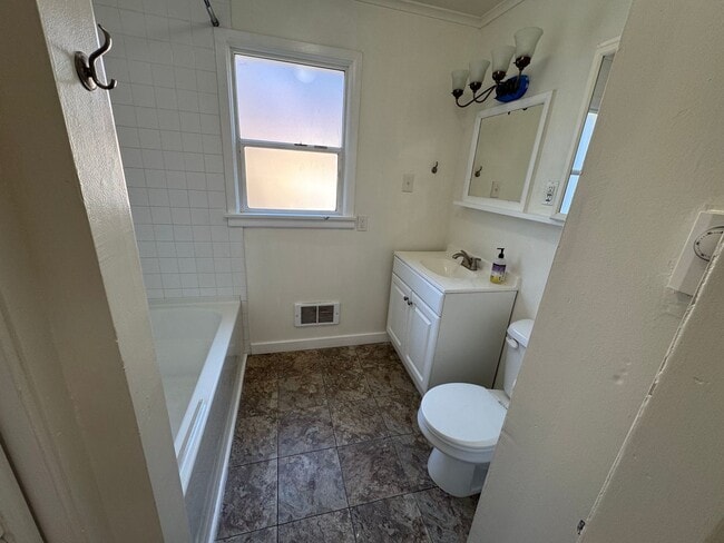 Building Photo - 4 Bedroom 2 Bathroom Mount Vernon House Cl...