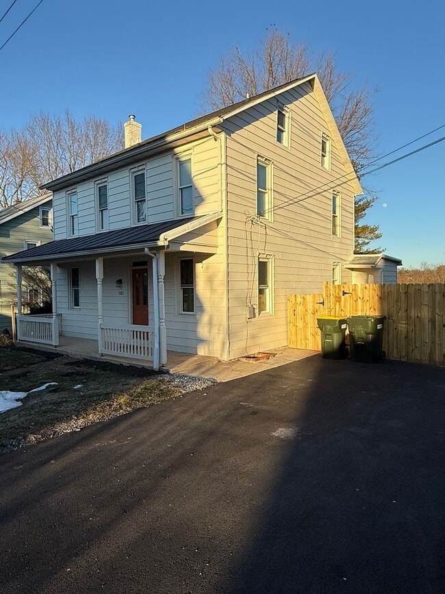 Building Photo - 960 Maple St