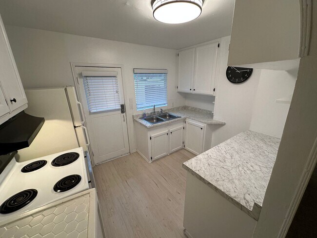 Building Photo - Newly Remodeled Lakewood Gem - Modern Comfort and Style in a Prime Location