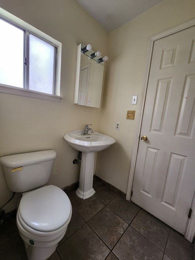 Building Photo - Walk to the Comal River, Schlitterbahn, & Downtown NB /1/1 Duplex with Courtyard! Includes Fridge...