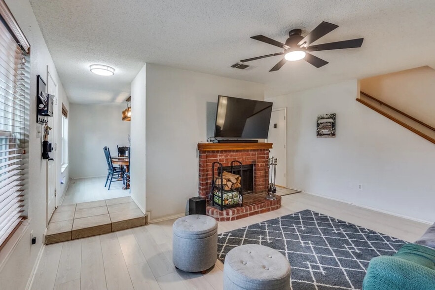 Building Photo - Room in House on Bandera St