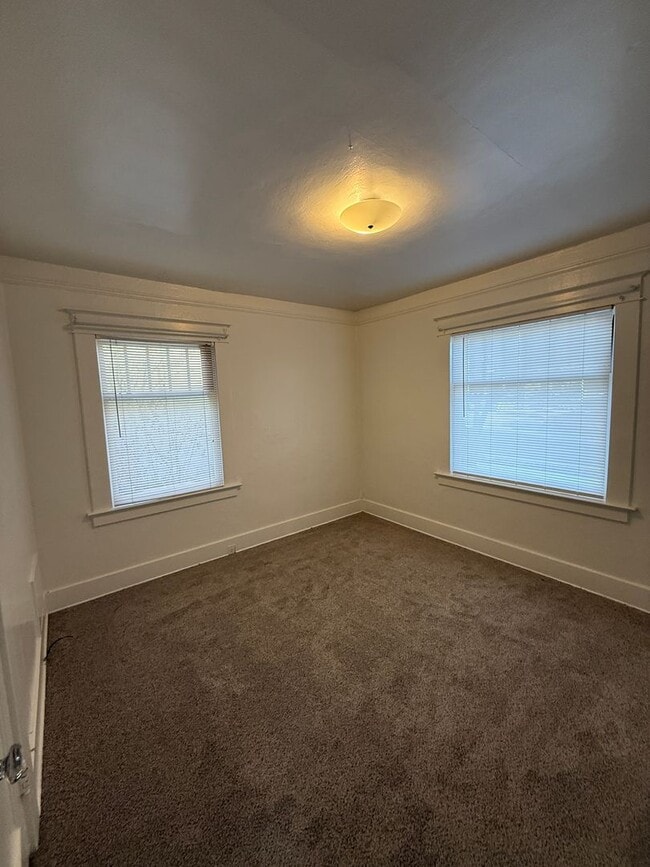 Building Photo - 332 Roberts St