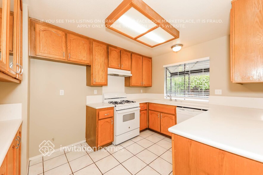 Building Photo - 2878 N Acacia Ave