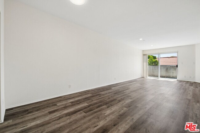 Building Photo - 870 S Crenshaw Blvd