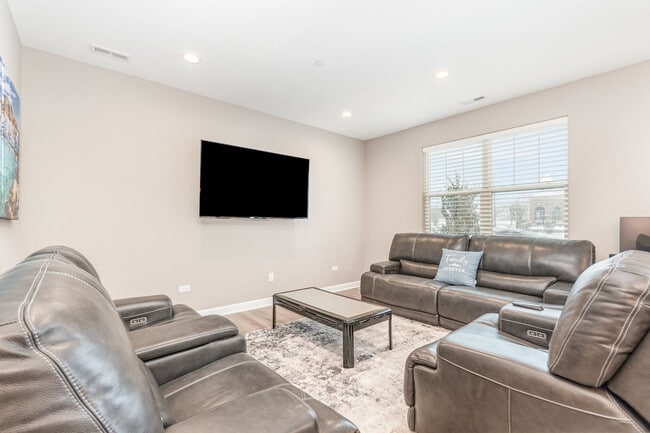 Building Photo - 253 Masters Dr