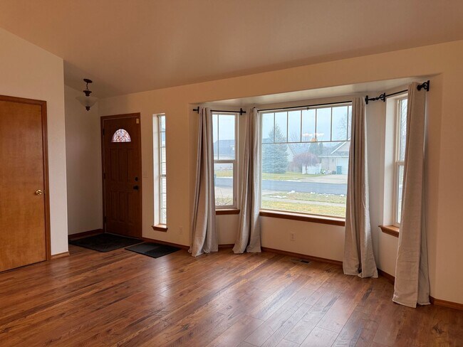 Building Photo - Duplex in Stoddard meadows