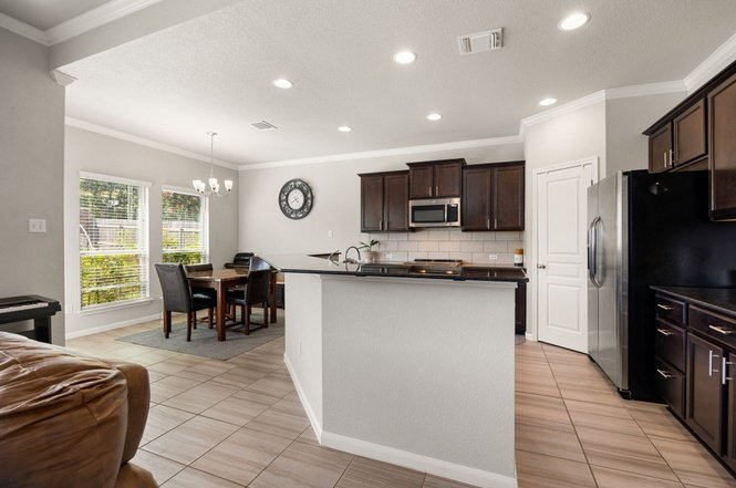Building Photo - 5804 Blackstone Dr