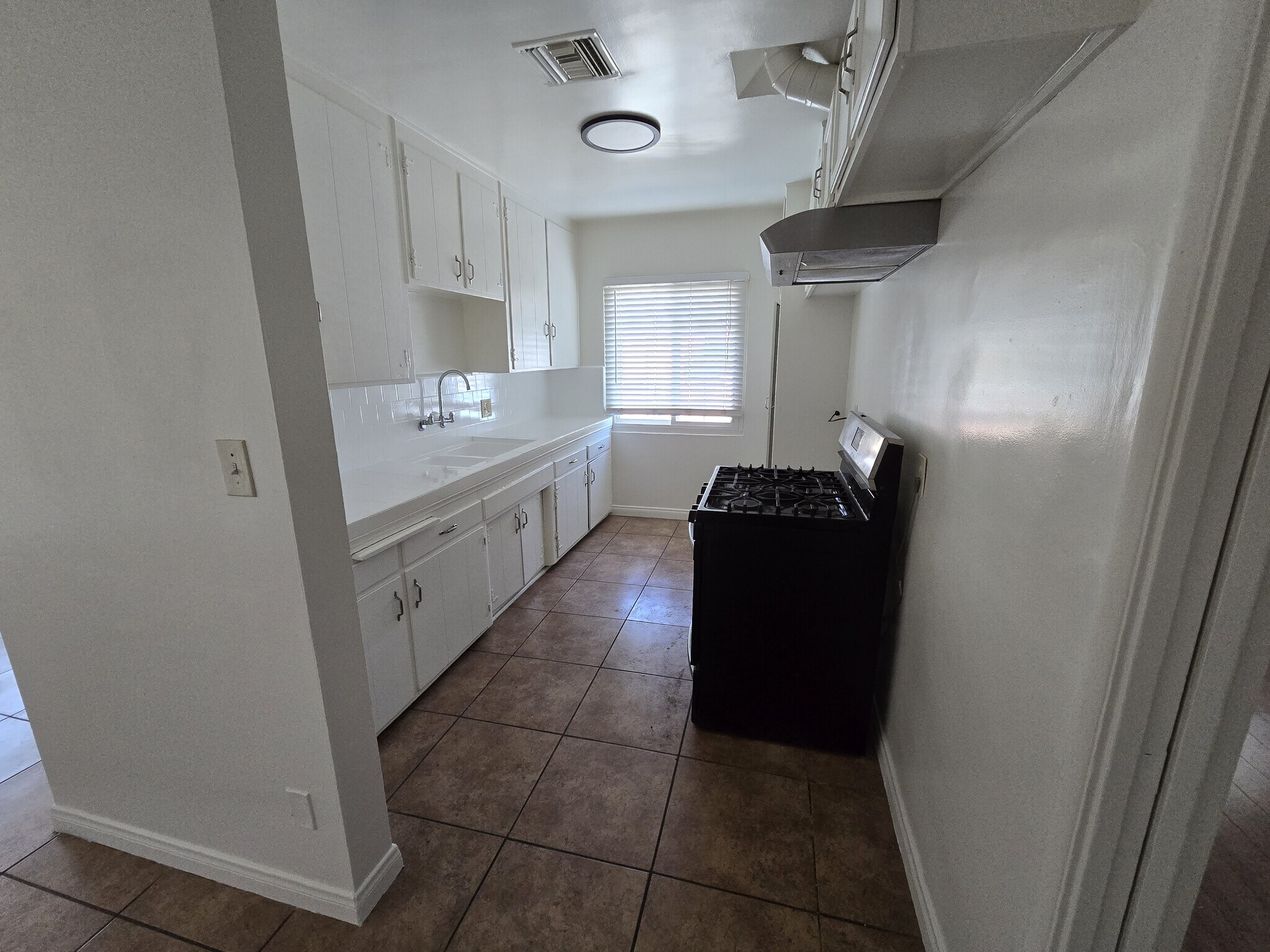 Building Photo - 6823 Hayvenhurst Ave