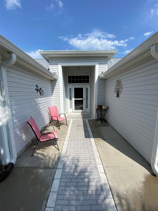 Building Photo - SEASONAL RENTAL in Glenview - 3 Beds, 2 Ba...
