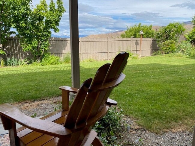 Building Photo - 3950 NE Vista del Rey Dr