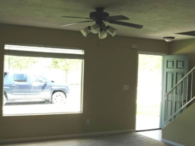 Building Photo - Nice Location