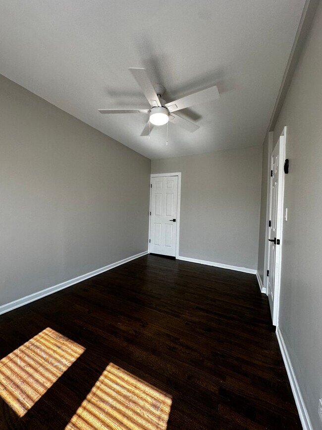Building Photo - Beautiful Updated 1 bed in Logan Square Ne...