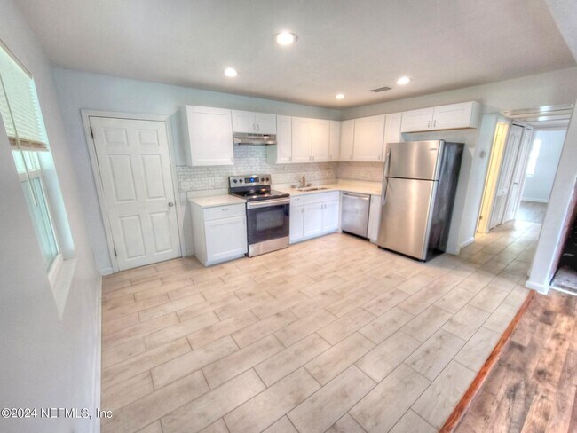 Building Photo - 3919 Skycrest Dr