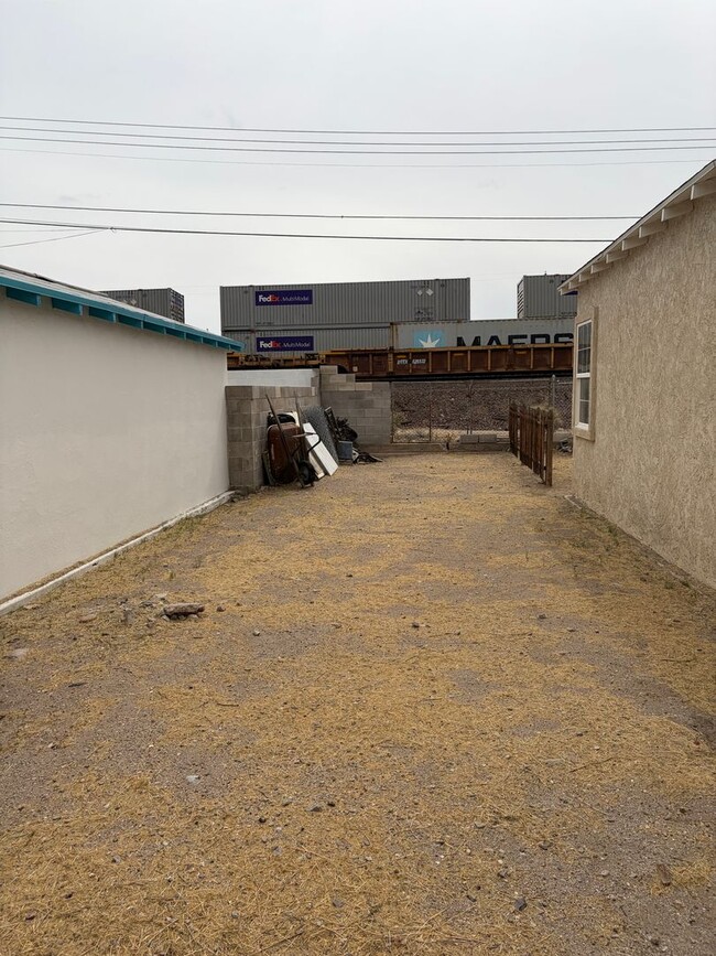 Building Photo - Charming and spacious Needles home