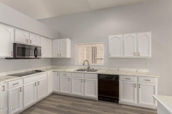 Building Photo - 1526 E Charleston Ave