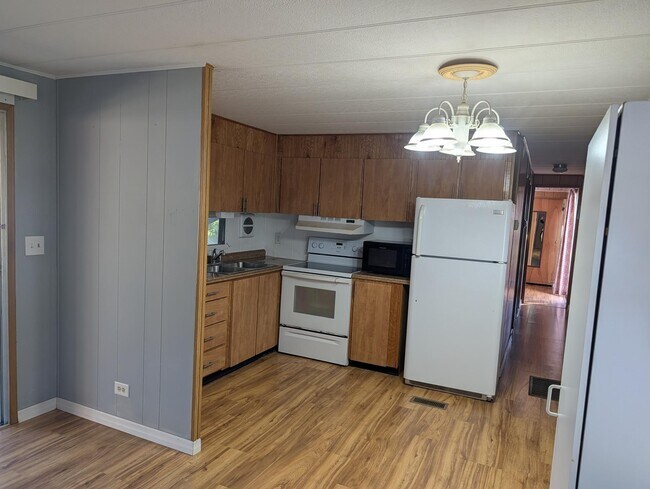 Building Photo - 74 Lone Pine Ave