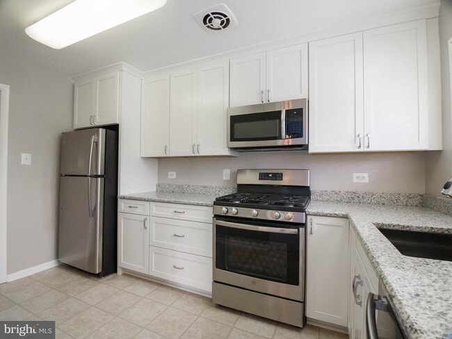 Building Photo - Spacious and sunny 1 bed/1 bath balcony co...