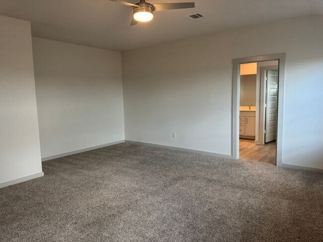 Building Photo - Ready for move-in! Spacious 4-bedroom, 3-b...