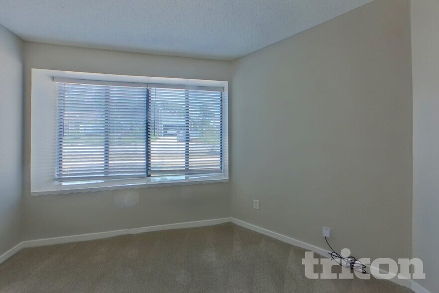 Building Photo - 12124 Roundham Ln N