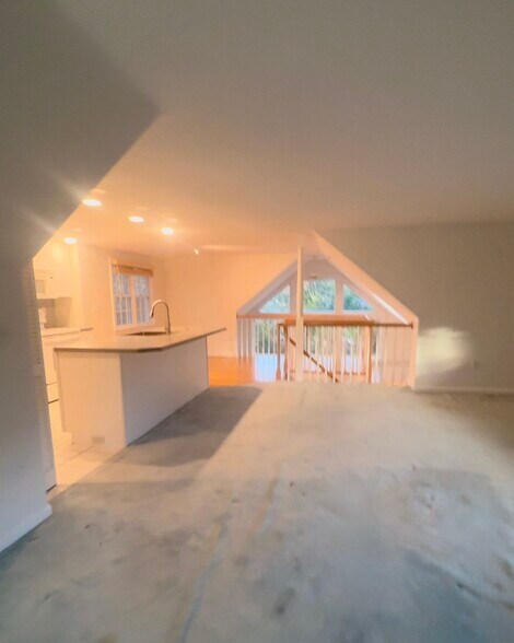 Building Photo - 94 Country Club Dr