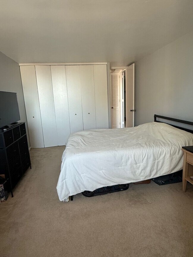 Building Photo - 720 W Gordon Terrace