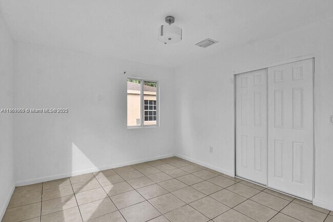 Building Photo - 1461 NE 131st St