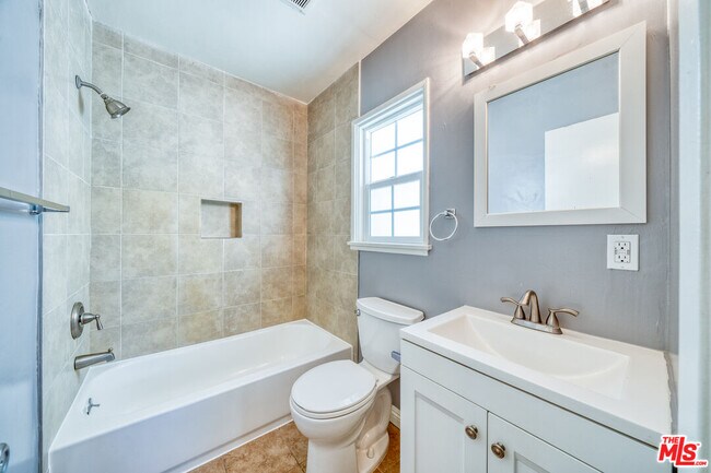 Building Photo - 1112 Ocean Park Blvd