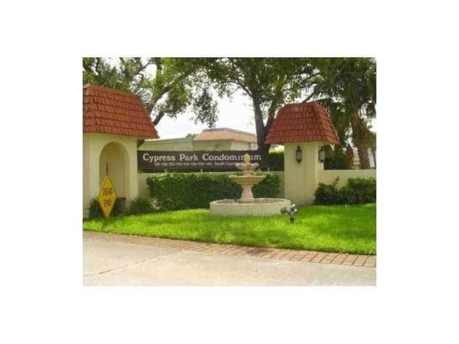 Building Photo - 136 S Cypress Rd