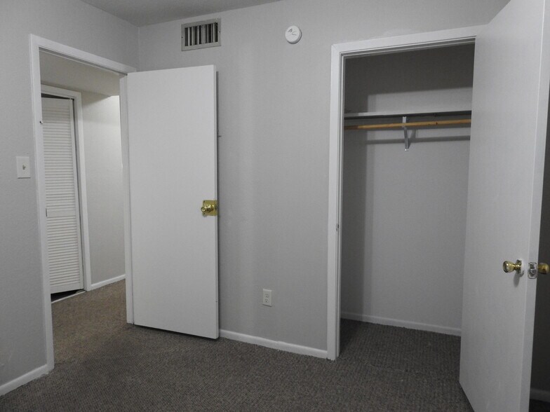 Building Photo - 2303 Elm Ave