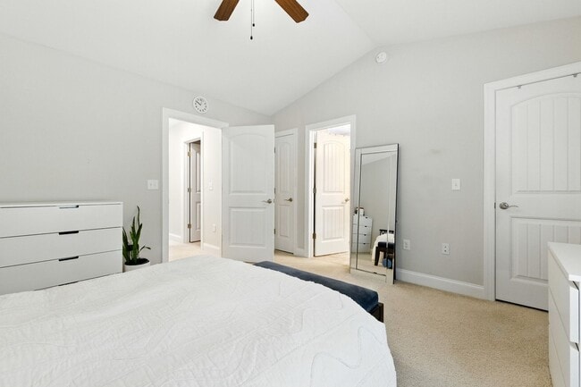 Building Photo - Immaculate Townhouse with Finished Basement