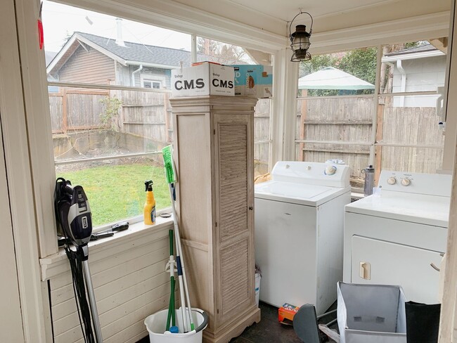 Building Photo - AUG PRELEASE: 5 bdrm/2 bath in York Neighborhood