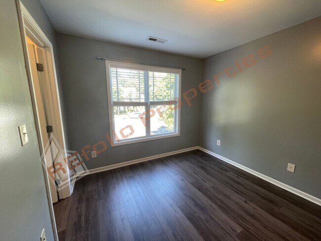 Building Photo - Great Location! 3 Story, 3 Bedrooms, 3.5 B...