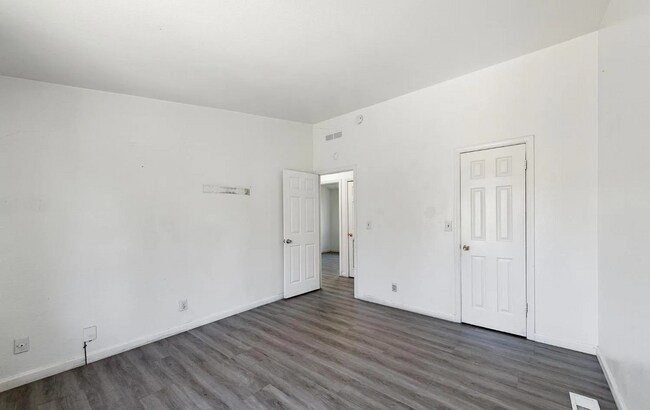 Building Photo - Charming Laurel District Apartment with Mo...