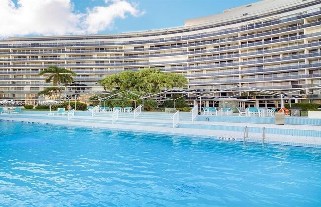 Building Photo - 900 Bay Dr