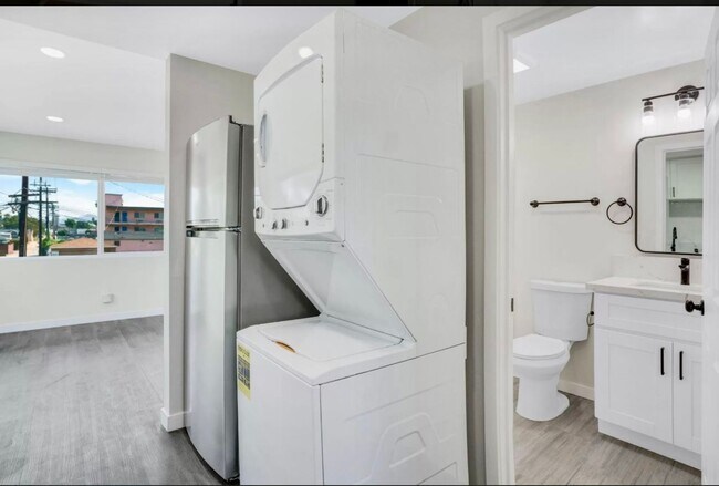 Building Photo - Beautiful Renovated 1 Bed/1 Bath w/yard