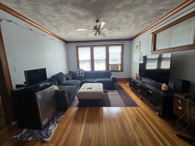 Building Photo - NO FEE!!  HUGE BRIGHTON 3 BED WITH PARKING AND FREE LAUNDRY AVAIL 9/1