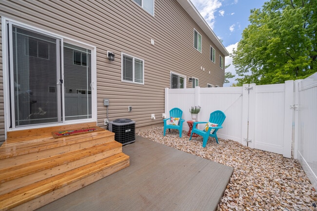 Building Photo - 706 S Saturn Ave