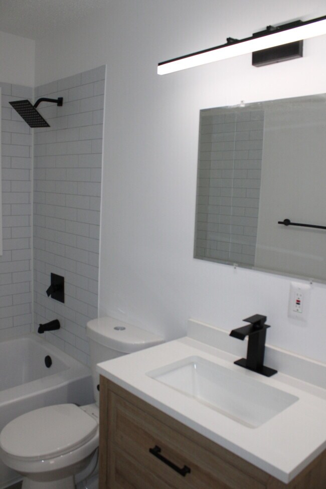 Building Photo - 4bed 2 full bath in Independence off Truma...